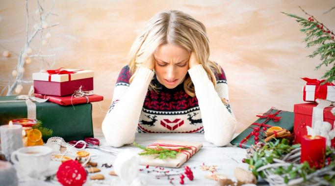You can manage holiday stress and gain confidence. Here are 15 tips that will help you stress less and enjoy more this holiday season. Take a look.